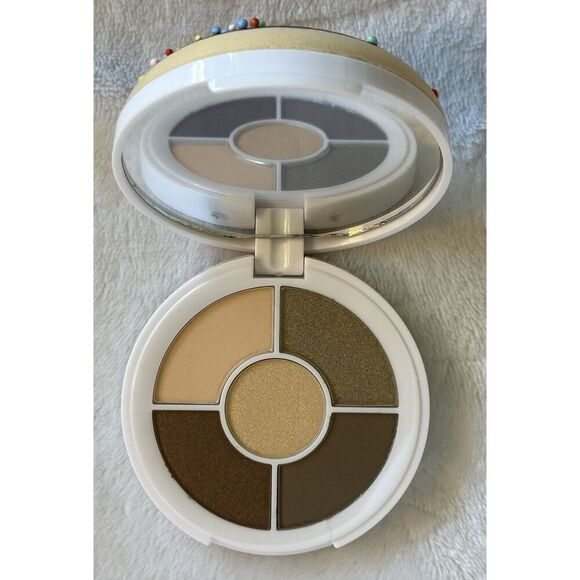 I Heart Revolution Chocolate Dipped Donuts Eyeshadow Palette NEW - Picture 3 of 4